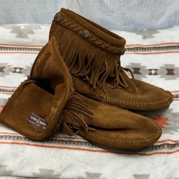 Minnetonka women’s Tan Fringe Moccasin Boots - Picture 1 of 6